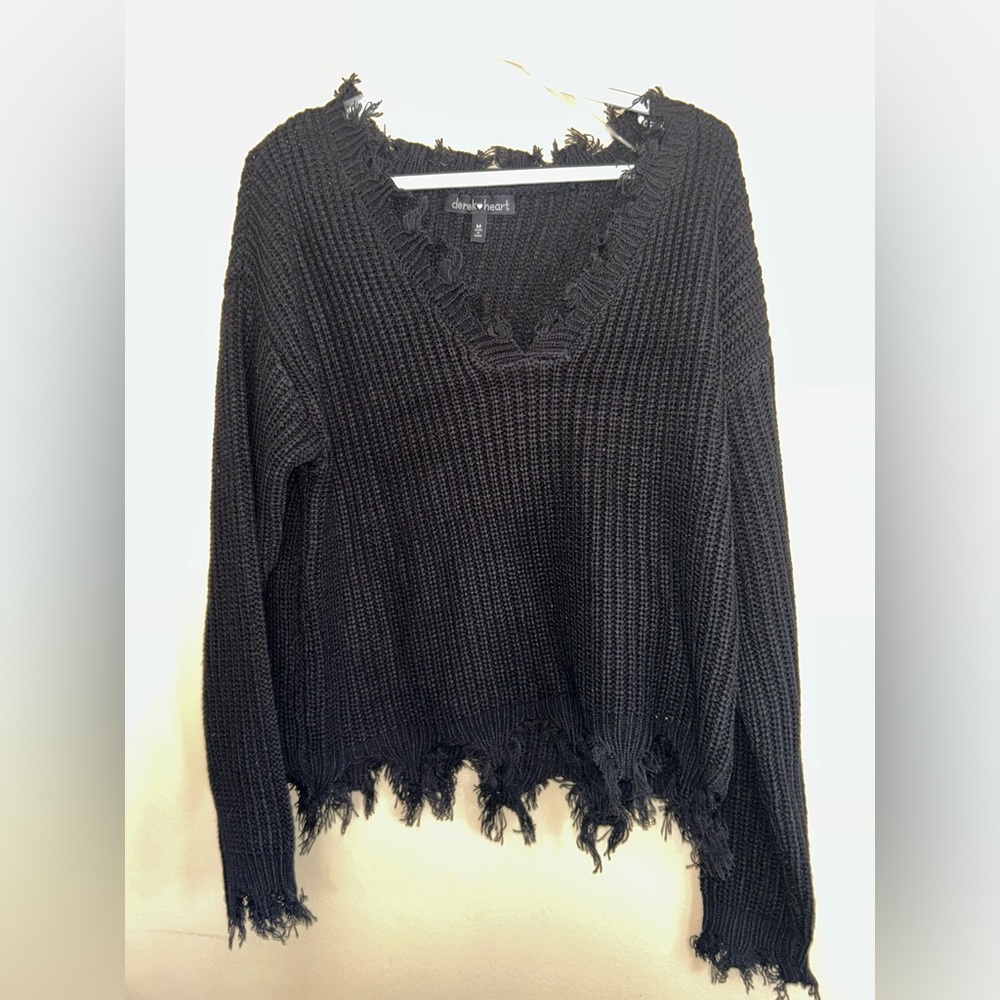 NWT Derek Heart Long Sleeve Distressed Sweater Size Medium